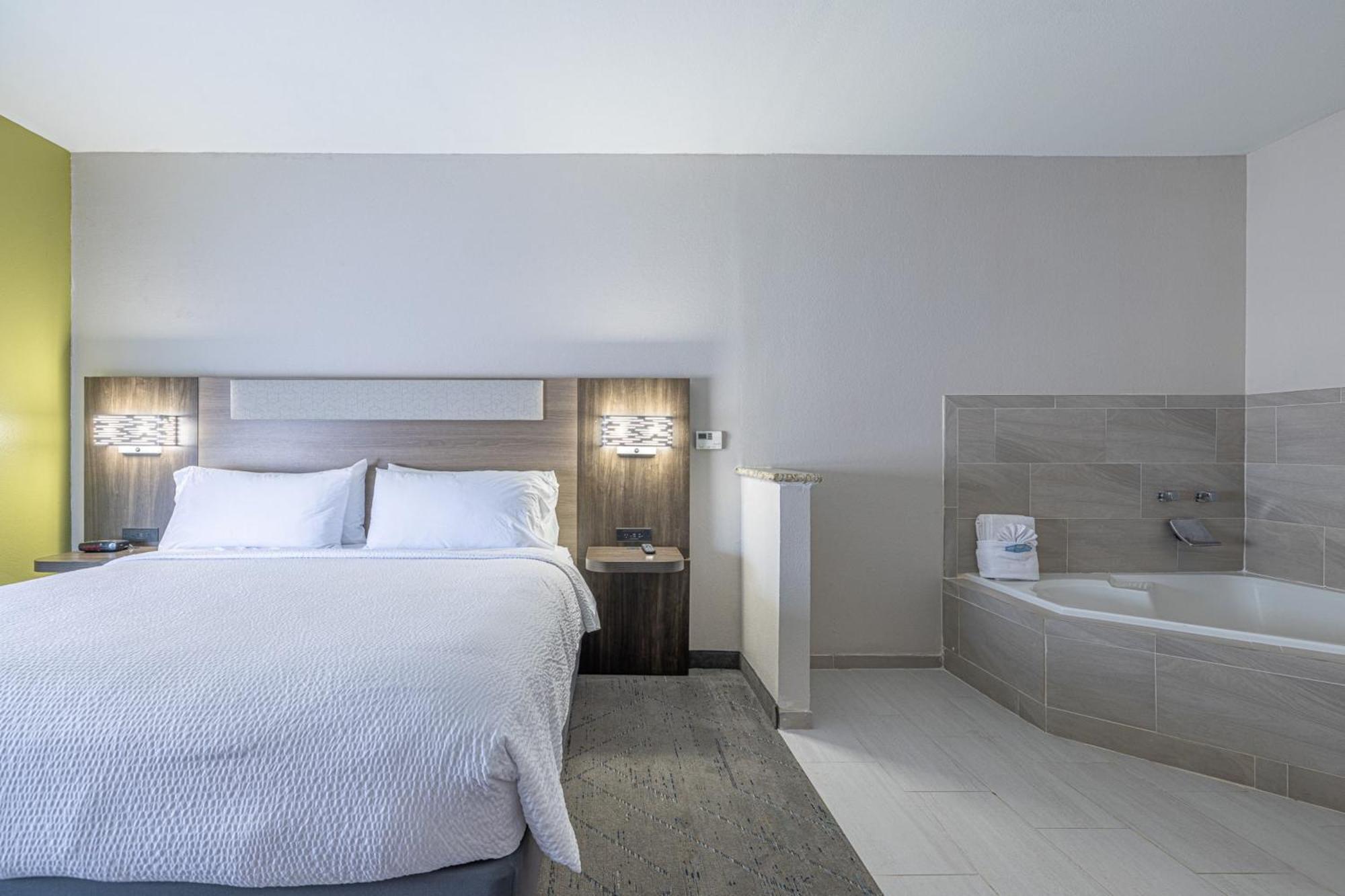 Hotel Express & By Ihg