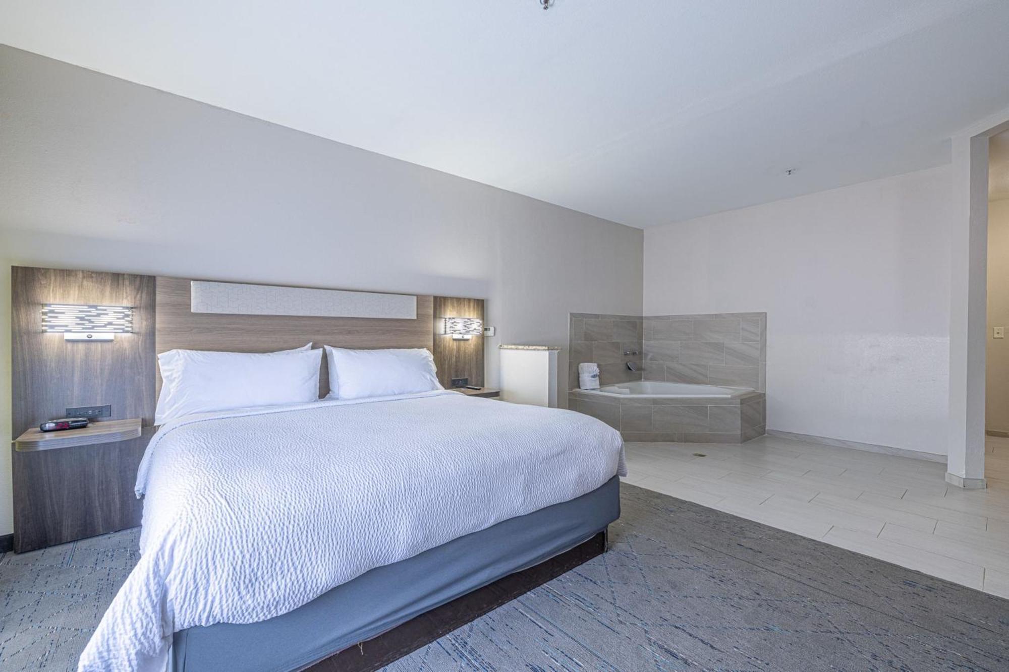 Express & By Ihg 3*