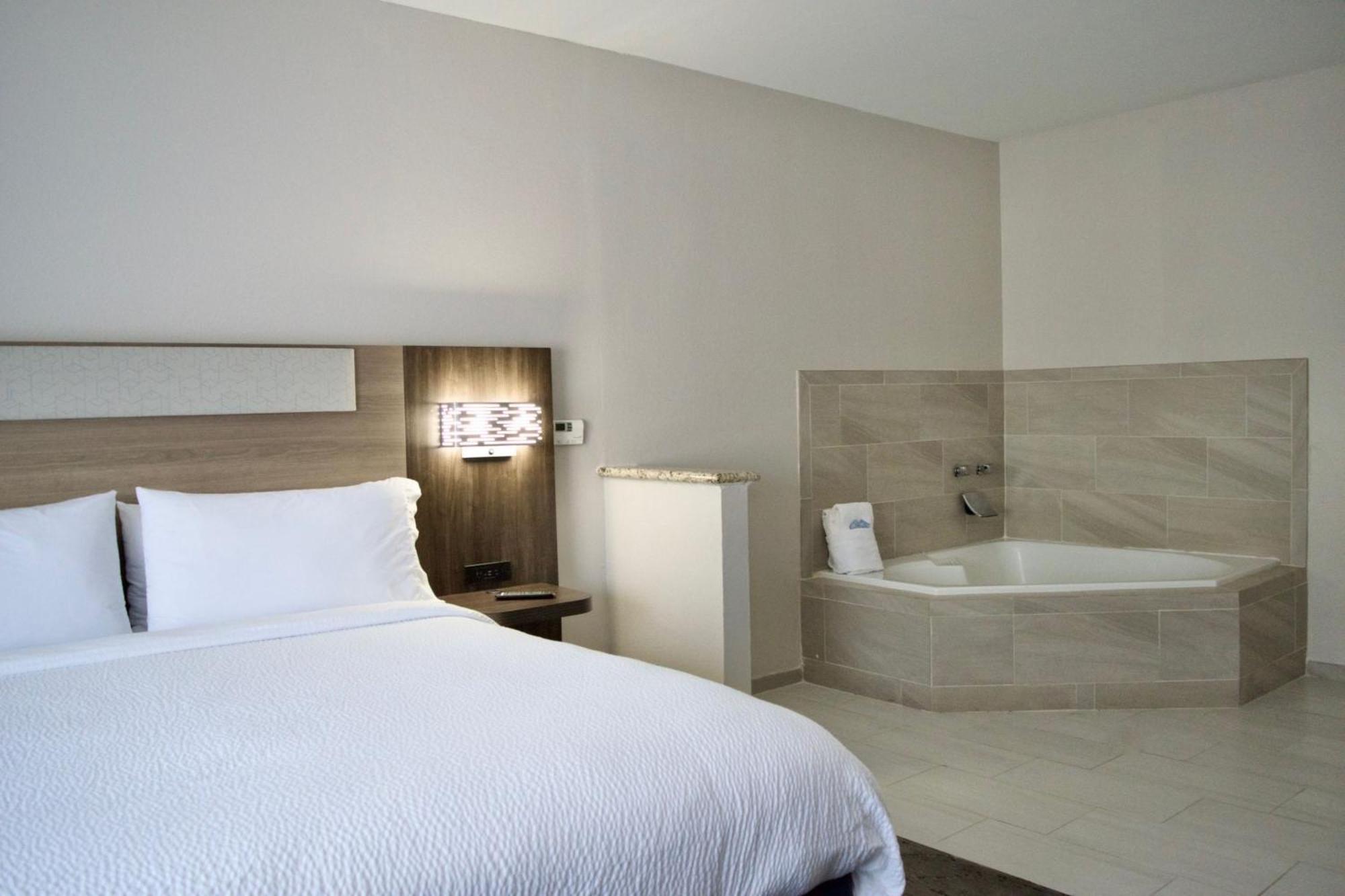 Express & By Ihg Hotel 3*